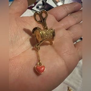 AVON Sewing Gold Tone Needle Thread Scissors Lapel Tie Pin Tack Vintage Signed